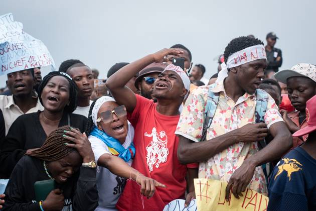 Bilder des Jahres 2024, News 10 Oktober News Themen der Woche KW41 News Bilder des Tages (241010) -- GOMA (DR CONGO), Oct. 10, 2024 -- People mourn during a funeral for victims of a recent ferry accident in Goma, the capital of the North Kivu Province in the eastern Democratic Republic of the Congo (DRC), on Oct. 10, 2024. An official funeral was held on Thursday in Goma, in memory of the victims of the recent deadly ferry accident on Lake Kivu. The burial of 11 identified bodies of Goma residents killed after the ferry MV MERDI capsized on Lake Kivu a week ago took place at the Makao cemetery. At least 87 people were killed last Thursday after the ferry capsized near the port of Kituku, according to a provincial government report that did not specify the number of people on board. (Photo by Xinhua) DR CONGO-GOMA-FERRY ACCI 
