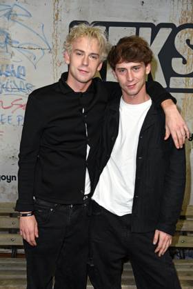 Emil Belton mit Zwillingsbruder Oskar Belton bei der KEKs by Joyn Screening Party im Bi Nuu Nightclub in Berlin am 10.10.2024