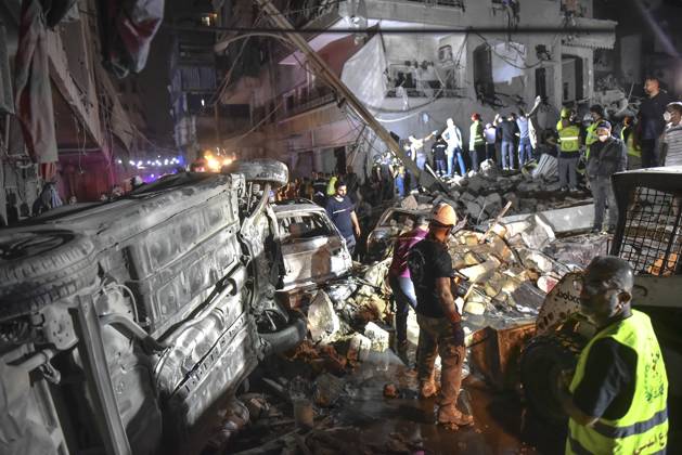 Bilder des Jahres 2024, News 10 Oktober News Themen der Woche KW41 News Bilder des Tages Lebanese civil defense and emergency teams conduct a search and rescue operation following the Israeli airstrike on the Nowayri area of Beirut, the capital of Lebanon, on Thursday, October 10, 2024. killed at least 22 people include children and women, dozens were injured and a building targeted in the attack was destroyed, and surrounding vehicles and houses damaged. photo by Fadel Itani  LEB2024101011 FADELxITANI