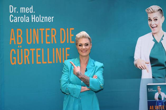 Bilder des Jahres 2024, Entertainment 10 Oktober Entertainment Themen der Woche KW41 Entertainment Bilder des Tages Doc Caro Carola Holzner bei der Praesentation von ihrem neuen Buch Ab unter die Guertellinie am 10.10.2024 in der Volksbuehne in Koeln Doc Caro s Buch-Praesentation in Koeln