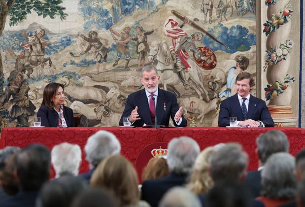 The King presents the VI Edition of the Spanish Orders History Award The Minister of Defense, Margarita Robles and King Felipe VI c during the presentation of the VI Edition of the Spanish Orders History Award to the researcher and teacher in the Navy, Carla Rahn Phillips, at the Royal Palace of El Pardo, on October 11, 2024, in Madrid Spain The objective of this award is to value the history and the trajectory of those researchers who have worked to transmit the truth of past events 11 OCTOBER 2024 KING DELIVERED VI EDITION OF THE SPANISH ORDERS HISTORY AWARD MADRID Marta Ferná Madrid Madrid Madrid Spain  Copyright: xMartaxFernandezxJarax 6270237