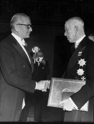 NOBEL PRIZE WINNER IN LITERATURE 1946 Herman Hesse could not come to Stockholm to receive the prize On behalf of the swiss author the swiss ambassador Henry Valloton receives the prize from the hands of his majesty, Gustav V STOCKHOLM SWEDEN PB KOD 32280 F BILD sp sw x5600x  Copyright: xTEXTx&xBILDERx xSVTx x NOBEL PRIZE 1946