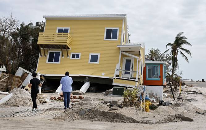 Bilder des Jahres 2024, News 10 Oktober News Themen der Woche KW41 News Bilder des Tages Hurricane Milton Kills At Least 16 In Florida People stop to look at a house that fell during Hurricane Milton in Bradenton Beach, Florida, on Friday, October 11, 2024. Photo by Carline Jean South Florida Sun Sentinel TNS ABACAPRESS.COM Sarasota FL United States  Copyright: xSouthxFloridaxSunxSentinel TNS ABACAx