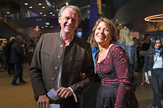 Markus WASMEIER mit Ehefrau Brigitte. Bayerischer Sportpreis 2024 in der BMW Welt, Roter Teppich,Red Carpet am 12.10.2024.