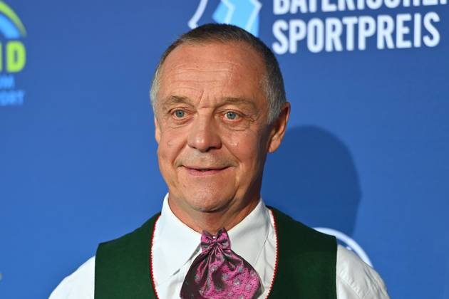 Norbert LOCH (Ex -Rodel Bundestrainer), Einzelbild,angeschnittenes Einzelmotiv,Portraet,Portrait,Porträt. Bayerischer Sportpreis 2024 in der BMW Welt, Roter Teppich,Red Carpet am 12.10.2024.