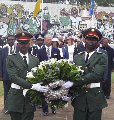 19981103 KING CARL GUSTAF AND DAUGHTER SILVIA ON A STATE VISIT TO MOCAMBIQUE Wreath laying at the Monument to the Victims of the War PHOTO TORBJÖRN SELANDER Code 4912 F picture COPYRIGHT SCANPIX SWEDEN no place information x4912x Copyright: xTorbjörnxSelanderx