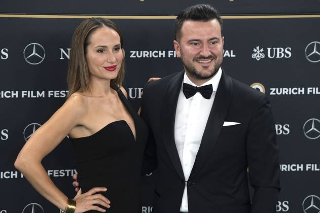 Zoe Torinesi mit Begleitung bei der Preisverleihung auf dem 20. Zurich Film Festival 2024 im Opernhaus. Zürich, 12.10.2024