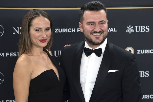 Zoe Torinesi mit Begleitung bei der Preisverleihung auf dem 20. Zurich Film Festival 2024 im Opernhaus. Zürich, 12.10.2024