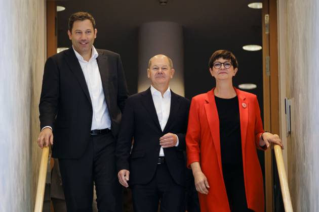 News Bilder des Tages Fototermin im Vorfeld der Klausur des SPD Parteivorstandes im Atrium Willy-Brandt-Haus. Lars Klingbeil, SPD-Parteivorsitzender, Olaf Scholz (SPD), Bundeskanzler, und Saskia Esken, SPD-Parteivorsitzende. Berlin, 13.10.2024. Berlin Deutschland Copyright: xThomasxTrutschelx
