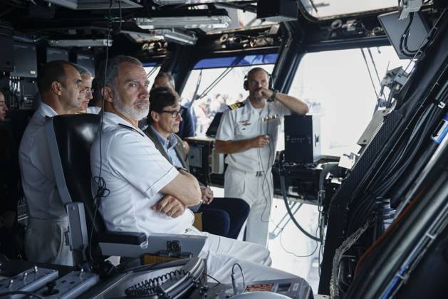 Bilder des Jahres 2024, Entertainment 10 Oktober Entertainment Themen der Woche KW41 Entertainment Bilder des Tages Spain s King Felipe VI (L) on the bridge of Spanish Navy s Landing Helicopter Dock amphibious assault ship Juan Carlos I as he visits the ship at the port of Barcelona, Catalonia, northeastern Spain, 13 October 2024. The monarch visits the ship in the framework of 37th Louis Vuitton 37th America s Cup sailing event. Spain s King Felipe VI visits Spanish Navy s Landing Helicopter Dock amphibious assault ship Juan Carlos I !ACHTUNG: NUR REDAKTIONELLE NUTZUNG!  Copyright: xQuiquexGarciax GRAF2112 20241013-55014927187_1