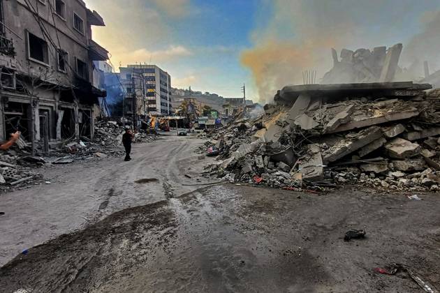 Bilder des Jahres 2024, News 10 Oktober News Themen der Woche KW41 News Bilder des Tages Nahostkonflikt, Libanon, Eindrücke nach israelischem Luftangriff auf Nabatäa October 13, 2024, Nabatieh, Nabatieh, Lebanon: Rubble and damage from Israeli overnight air strikes that destroyed a whole market in the southern Lebanese city of Nabatieh. Eight people were wounded in the attacks that targeted the cityÃ¢â‚¬â ¢s old market, located around 12 kilometers from the border with Israel. Nabatieh Lebanon - ZUMAn313 20241013_zip_n313_009 Copyright: xMarwanxNaamanix