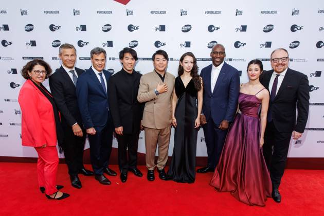Award - Opus Klassik 2024 Frank Briegmann, Norbert Himmler, Bruce Liu, Lang Lang, Gina Alice Redlinger, Joe Chialo und Maria Duenas Fernandez bei der Verleihung des Opus Klassik Awards 2024 im Konzerthaus Berlin am 13.10.2024 in Berlin. Copyright: xEventpressxKochanx