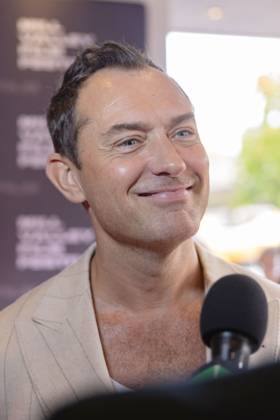 October 13, 2024, San Rafael, Ca, USA: Jude Law attends a special tribute and to receive the Mill Valley Film Festival Award at the 47th Mill Valley Film Festival at the Smith Rafael Film Center on October 13, 2024 in San Rafael, California. San Rafael USA - ZUMAs181 20241013_zea_s181_008 Copyright: xPicturexHappyxPhotosx