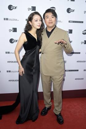 Gina Alice Redlinger und Lang Lang bei der Verleihung des Opus Klassik 2024 im Konzerthaus am Gendarmenmarkt. Berlin, 13.10.2024