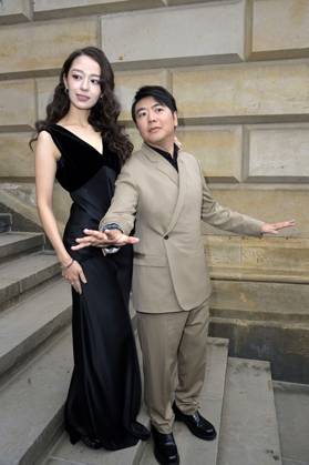 Gina Alice Redlinger und Lang Lang bei der Verleihung des Opus Klassik 2024 im Konzerthaus am Gendarmenmarkt. Berlin, 13.10.2024