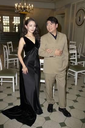 Gina Alice Redlinger und Lang Lang bei der Verleihung des Opus Klassik 2024 im Konzerthaus am Gendarmenmarkt. Berlin, 13.10.2024
