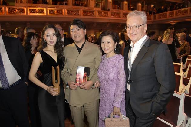 Gina Alice Redlinger, Lang Lang, Zhou Xiulan und Jürgen Redlinger bei der Verleihung des Opus Klassik 2024 im Konzerthaus am Gendarmenmarkt. Berlin, 13.10.2024