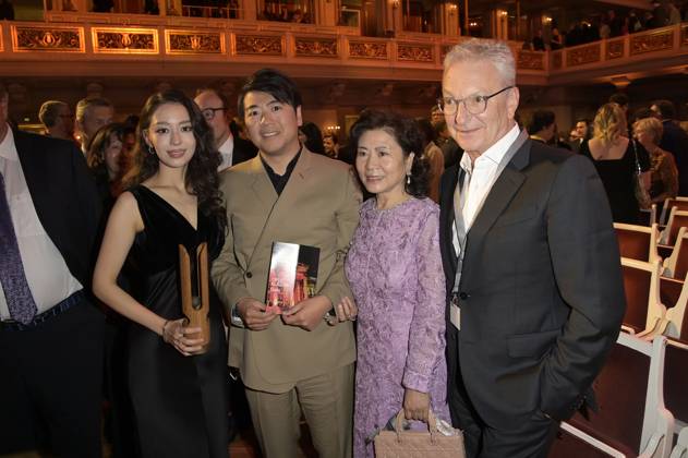 Gina Alice Redlinger, Lang Lang, Zhou Xiulan und Jürgen Redlinger bei der Verleihung des Opus Klassik 2024 im Konzerthaus am Gendarmenmarkt. Berlin, 13.10.2024