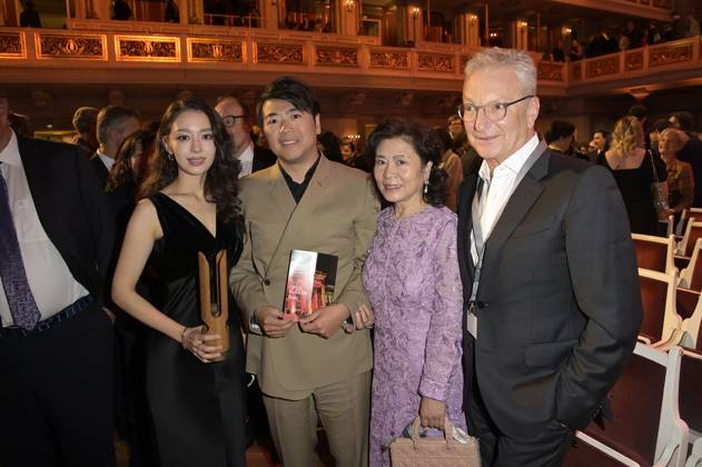 Gina Alice Redlinger, Lang Lang, Zhou Xiulan und Jürgen Redlinger bei der Verleihung des Opus Klassik 2024 im Konzerthaus am Gendarmenmarkt. Berlin, 13.10.2024