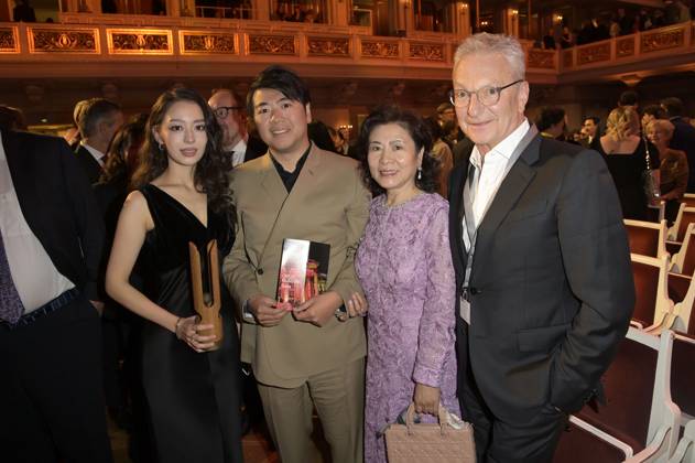 Gina Alice Redlinger, Lang Lang, Zhou Xiulan und Jürgen Redlinger bei der Verleihung des Opus Klassik 2024 im Konzerthaus am Gendarmenmarkt. Berlin, 13.10.2024