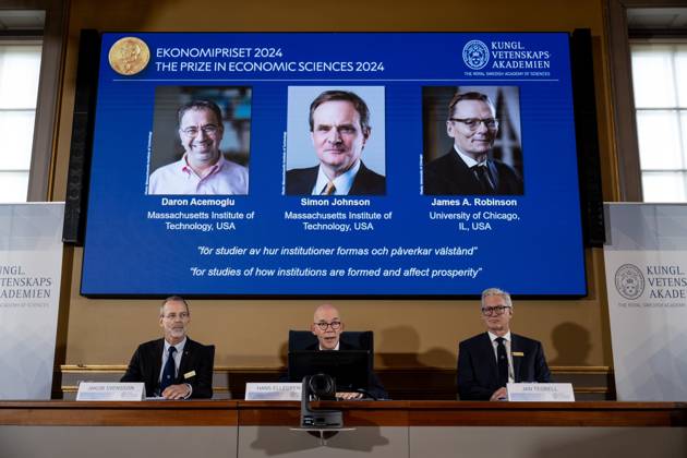 STOCKHOLM, SWEDEN 20241014 Permanent Secretary of the Royal Swedish Academy of Sciences Hans Ellegren, center, Jakob Svensson, left, and Jan Teorell, Nobel Assembly at Sveriges Riksbank announce the Sveriges Riksbank Prize in Economic Sciences in Memory of Alfred Nobel 2024, awarded to Daron Acemoglu, Simon Johnson a  Copyright: xChristinexOlsson TTx NOBEL 2024 EKONOMIPRISET TILLKÄNNAGES kg-UfpAkuL8