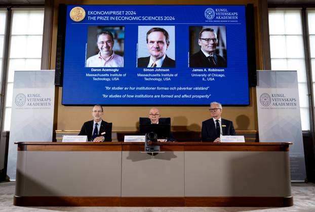 STOCKHOLM, SWEDEN 20241014 Permanent Secretary of the Royal Swedish Academy of Sciences Hans Ellegren, center, Jakob Svensson, left, and Jan Teorell, Nobel Assembly at Sveriges Riksbank announce the Sveriges Riksbank Prize in Economic Sciences in Memory of Alfred Nobel 2024, awarded to Daron Acemoglu, Simon Johnson a  Copyright: xChristinexOlsson TTx NOBEL 2024 EKONOMIPRISET TILLKÄNNAGES sKwGMv0FIag