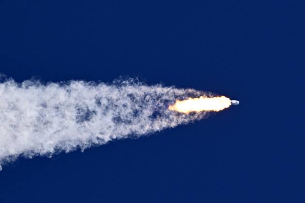 News Bilder des Tages A SpaceX Falcon 9 Heavy rocket launches Europa Clipper for NASA at 12:06 PM from Complex 39A at the Kennedy Space Center, Florida on Monday October 14, 2024. The satellite, built by NASA JPL, will journey to Jupiter and conduct multiple flybys of its moon Europa.which is thought to have an ocean of water on its surface.  KSP20241014016 JOExMARINO