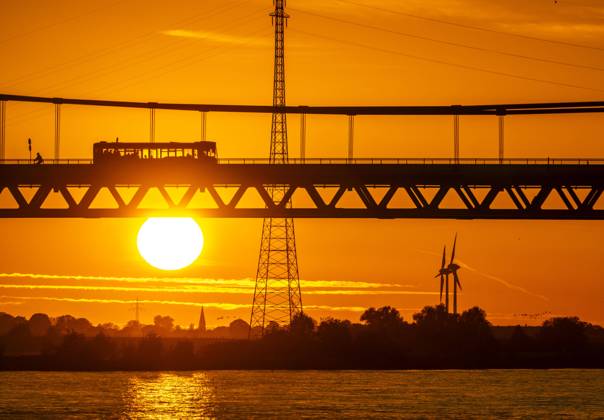 News Bilder des Tages Verkehr auf der Rheinbrücke Emmerich, Bundesstraße B220, Abendlicht, mit 803 m die längste Hängebrücke Deutschlands kurz vor der Niederländischen Grenze, Rheinkilometer 853,2 sie ist die nördlichste deutsche Rheinbrücke, NRW, Deutschland Rheinbrücke Emmerich