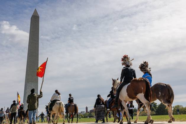 News Bilder des Tages USA, Indigene Bevölkerungsgruppe des Muwekma Ohlone Tribe protestiert in Washington Indigenous Demonstrators Arrive To DC On Horseback Members of the Muwekma Ohlone Tribe of the San Francisco Bay Area, along with other tribal groups and their supporters, arrive in Washington, D.C. on horseback on Indigenous Peoples Day, October 14, 2024. The demonstrators rode across the country on horseback as part of the protest titled the Trail of Truth , arriving in Capitol Hill to demand federal recognition for Indigenous tribes. Washington, D.C. District of Columbia United States  Copyright: xBryanxOlinxDozierx originalFilename: dozier-indigeno241014_npPti.jpg