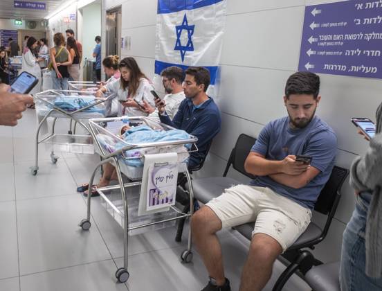 News Bilder des Tages Israelis tend to infants in a natal care safe room corridor in a major Tel Aviv hospital during a red alert siren on October 14, 2024. The alert notified new mothers and their husbands of a rocket attack on Tel Aviv and surrounding areas from Hezbollah forces inside Lebanon.  ISR20241014004 JimxHollander