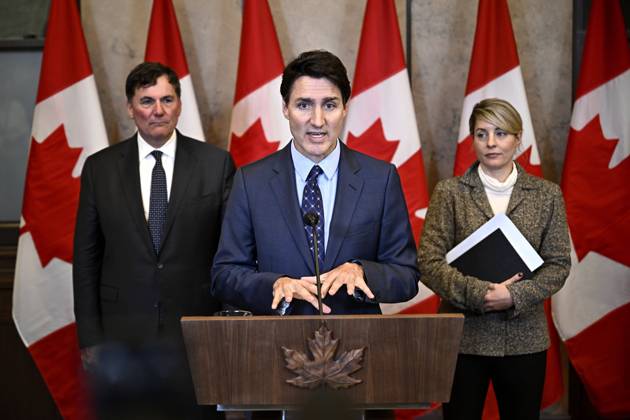 News Bilder des Tages October 14, 2024, Ottawa, On, CAN: Prime Minister Justin Trudeau, centre, Minister of Public Safety, Democratic Institutions and Intergovernmental Affairs Dominic LeBlanc, left, and Minister of Foreign Affairs Melanie Joly participate in a news conference on the investigative efforts related to violent criminal activity occurring in Canada with connections to India, on Parliament Hill in Ottawa, on Monday, Oct. 14, 2024. Ottawa CAN - ZUMAc35_ 20241014_zaf_c35_061 Copyright: xJustinxTangx