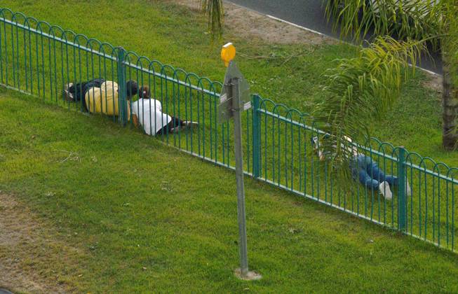 News Bilder des Tages (241014) -- PETAH TIKVA (ISRAEL), Oct. 14, 2024 -- People take cover as the siren goes off in Petah Tikva, Israel, on Oct. 14, 2024. Hezbollah said Monday that it clashed or has been clashing with Israeli forces in several border villages in southern Lebanon. It also claimed to have fired rockets at several military bases, barracks, and settlements in northern and central Israel, including Haifa, Netanya, and Karmiel, among others. ( via Xinhua) ISRAEL-PETAH TIKVA-SIREN JINI
