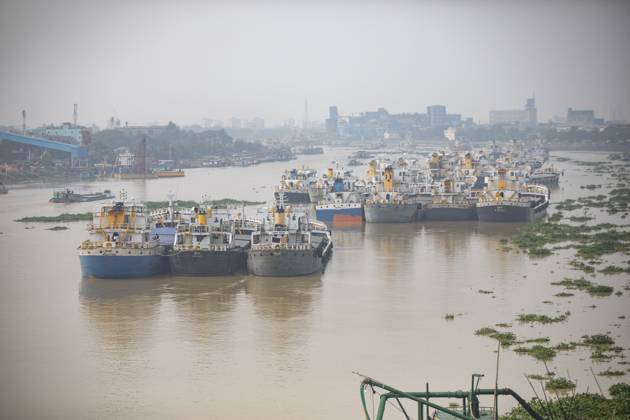 River In Bangladesh Cargo ships anchor in the Shitalakkhya River in Dhaka, Bangladesh, on October 14, 2024. Dhaka Bangladesh  Copyright: xAhmedxSalahuddinx originalFilename: ahmed-notitle241014_npljJ.jpg