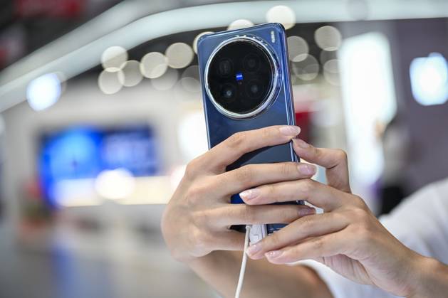 DONGGUAN, CHINA - OCTOBER 15: A citizen experiences Vivo X200 series smartphone at a store on October 15, 2024 in Dongguan, Guangdong Province of China. Vivo launched Vivo X200 series smartphones on October 14.  Copyright: xVCGx 111523924635