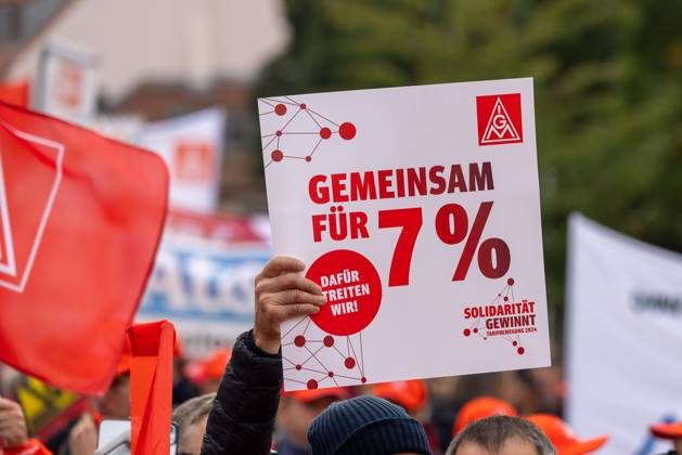 News Bilder des Tages IG Metall Aktionstag zur 2. Tarifverhandlung Metall + Elektro, Nuernberg, 15.10.2024 Teilnehmer der IG Metall Kundgebung auf dem Kornmarkt in Nuernberg versammeln sich, um hoehere Loehne fuer die Beschaeftigten in der Metall- und Elektroindustrie zu fordern. Nach der Kundgebung setzten die Demonstranten ihren Protestzug in Richtung Hauptbahnhof fort. Vertreter von Unternehmen aus ganz Bayern nahmen an der Veranstaltung teil, die im Rahmen der laufenden Tarifverhandlungen stattfand. Die Gewerkschaft fordert angesichts der gestiegenen Lebenshaltungskosten eine deutliche Lohnerhoehung. Nuernberg Bayern Deutschland