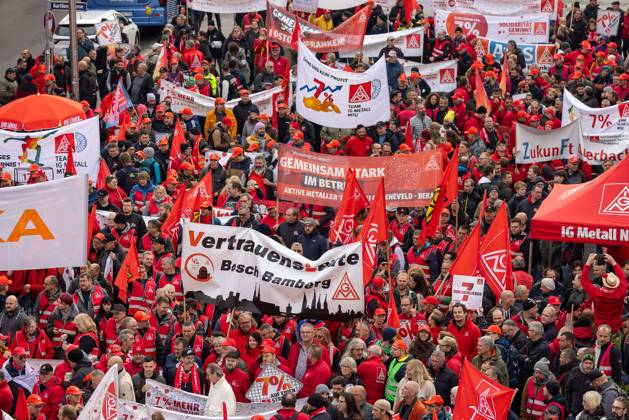 IG Metall Aktionstag zur 2. Tarifverhandlung Metall + Elektro, Nuernberg, 15.10.2024 Teilnehmer der IG Metall Kundgebung auf dem Kornmarkt in Nuernberg versammeln sich, um hoehere Loehne fuer die Beschaeftigten in der Metall- und Elektroindustrie zu fordern. Nach der Kundgebung setzten die Demonstranten ihren Protestzug in Richtung Hauptbahnhof fort. Vertreter von Unternehmen aus ganz Bayern nahmen an der Veranstaltung teil, die im Rahmen der laufenden Tarifverhandlungen stattfand. Die Gewerkschaft fordert angesichts der gestiegenen Lebenshaltungskosten eine deutliche Lohnerhoehung. Nuernberg Bayern Deutschland