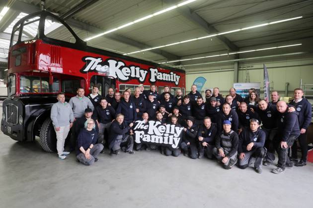 48h Speedpainting Challenge, der Kelly Cabriobus wurde in 48 Stunden komplett überarbeitet und neu lackiert, Joey Kelly war vor Ort und hat die Arbeiten nach Anleitung der jeweiligen Fachleute tatkräftig mit ausgeführt, der fertig lackierte Bus mit allen Mitwirkenden, 12.-14.10.2024, Bild: