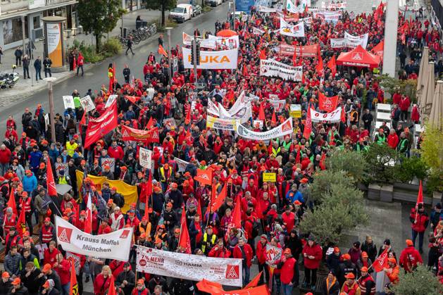 News Bilder des Tages IG Metall Aktionstag zur 2. Tarifverhandlung Metall + Elektro, Nuernberg, 15.10.2024 Teilnehmer der IG Metall Kundgebung auf dem Kornmarkt in Nuernberg versammeln sich, um hoehere Loehne fuer die Beschaeftigten in der Metall- und Elektroindustrie zu fordern. Nach der Kundgebung setzten die Demonstranten ihren Protestzug in Richtung Hauptbahnhof fort. Vertreter von Unternehmen aus ganz Bayern nahmen an der Veranstaltung teil, die im Rahmen der laufenden Tarifverhandlungen stattfand. Die Gewerkschaft fordert angesichts der gestiegenen Lebenshaltungskosten eine deutliche Lohnerhoehung. Nuernberg Kornmarkt Bayern Deutschland