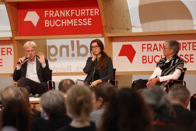 News Bilder des Tages 76. Frankfurter Buchmesse Impressionen 15.10.2024 Eröffnungs-Pressekonferenz zur 76. Frankfurter Buchmesse in Frankfurt auf dem Messegelände mit Buchmesse-Direktor Juergen BOOS, Elif SHAFAK (Bildmitte), Karin SCHMIDT-FRIDERICHS und Torsten CASIMIR Frankfurt (Main) Hessen Deutschland