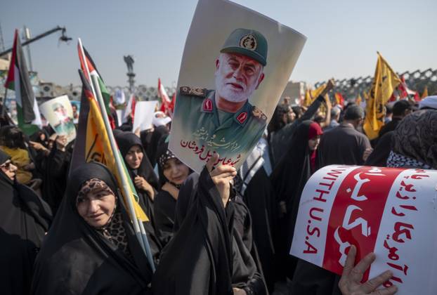 Bilder des Jahres 2024, News 10 Oktober News Themen der Woche KW42 News Bilder des Tages Funeral For General Abbas Nilforoushan In Tehran Iranian mourners hold an anti-U.S. placard and a portrait of a commander of the Islamic Revolutionary Guard Corps (IRGC) Quds Force, Abbas Nilforoushan, who is killed in an Israeli airstrike against Lebanon s Hezbollah headquarters in a suburb of Beirut, while taking part in a funeral for Nilforoushan in Tehran, Iran, on October 15, 2024. Tehran Tehran Iran  Copyright: xMortezaxNikoubazlx originalFilename: nikoubazl-funeralf241015_npMDF.jpg