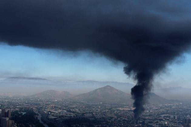Bilder des Jahres 2024, News 10 Oktober News Themen der Woche KW42 News Bilder des Tages Chile, Brand in Textilfabrik in Santiago Santiago October 15, 2024 Fire in textile factory in the commune of Independencia Javier Salvo Aton Chile, Santiago Chile Aton 948798  Copyright: JAVIERxSALVO ATONxCHILE