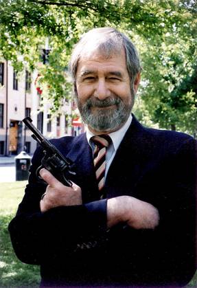 Ed McBain really Evan Hunter with his sealed golden revolver Riverton Club International Honorary Award McBain Ed author USA Portr 1997 c Anders Hammarqvist Sydsvenskan IBL Oslo sp sw x2503x  Copyright: xAndersxHammarqvistx xSydsvenskanx xIBLxBildbyrax