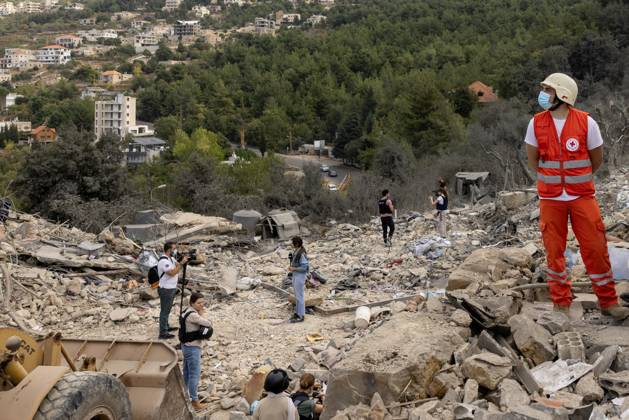 Bilder des Jahres 2024, News 10 Oktober News Themen der Woche KW42 News Bilder des Tages October 15, 2024, Aitou, Lebanon: Journalist report on the rubble after an Israeli attack leveled a residential building housing displaced people on October 15, 2024 in Aitou, Lebanon. The Lebanese Red Cross medics continued collecting pieces of body parts from the rubble after the attack killed at least 22 people and wounded six. Three people are still missing. Israel repeatedly bombs residential areas, including two strikes on October 10 in central Beirut at night that killed at least 22 people and injured 100 according to Lebanese officials. Israel continues to threatening civilians to evacuate areas or they could be killed. More than a million people are currently displaced. Aitou Lebanon - ZUMAc244 20241015_zip_c244_023 Copyright: xDanielxCardex