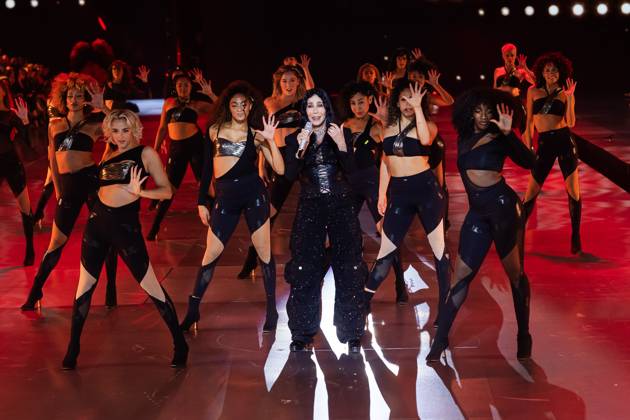 Bilder des Jahres 2024, Entertainment 10 Oktober Entertainment Themen der Woche KW42 Singer Cher performed at the Victoria s Secret 2024 show in New York Singer Cher performed at the Victoria s Secret 2024 show in New York on 15 October 2024 wearing Messika jewelry She sported the sumptuous So Move Max necklace and bracelet from the Haute Joaillerie Midnight Sun collection, paired with Wild Moon earrings and a Desert Bloom ring Messika via Bestimage Singer Cher performed at the Victoria s Secret 2024 show in New York on 15 October 2024 wearing Messika jewellery She wore the sumptuous So Move Max necklace and bracelet from the Haute Joaillerie Midnight Sun collection, paired with Wild Moon earrings and a Desert Bloom ring New York Etats Unis  Copyright: xMessikaxviaxBestimagexMessikaxviaxBestimagex