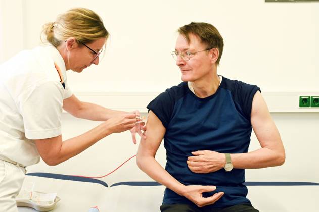 Bilder des Jahres 2024, News 10 Oktober News Themen der Woche KW42 News Bilder des Tages Karl Lauterbach lässt sich von Oberstarzt Dr. med. Nicole Müller gemäß STIKO-Empfehlung gegen Influenza und COVID-19 im Bundeswehrkrankenhaus impfen. Berlin, 16.10.2024
