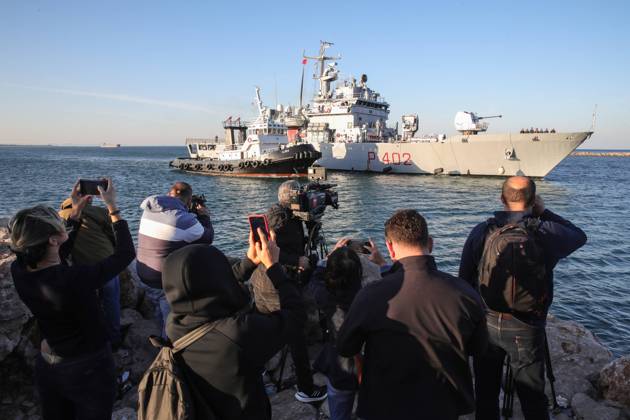 Bilder des Jahres 2024, News 10 Oktober News Themen der Woche KW42 News Bilder des Tages October 16, 2024, Shengjin, Shengjin, Albania: The Italian navy ship Libra arrives at the port of Shengjin to bring the first migrants whose asylum applications will be processed in Albania instead of in Italy, accompanied by UNHCR officials, arrive to centres built in Albania as a European agreement that has sparked criticism across Europe from human rights groups arrive in port of Shengjin, Albania. Shengjin Albania - ZUMAb266 20241016_zip_b266_017 Copyright: xArmandoxBabanix