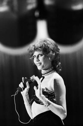 Penny McLean (DDR-Auftritt) Die österreichische Sängerin und Esoterik-Autorin auf der Bühne bei ihrem Auftritt in Ein Kessel Buntes im Ost-Berliner Friedrichstadt-Palast, DDR 1976. An diesem Abend trat auch Costa Cordalis auf. Ost-Berlin Friedrichstadt-Palast Deutschland (DDR) Copyright: TassiloxLeher LEH_91020000497 Nur redaktionelle Nutzung Editorial usage only EDITORIAL USE ONLY