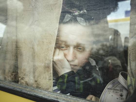 Ankunft von Flüchtlingen aus dem besetzten Cherson auf dem Parkplatz eines Einkaufszentrums, die zwei Busse waren jeweils insgesamt sieben Tage ohne Pause unterwegs, mehrmals wurden sie von russischen Einheiten zurückgewiesen, die Route führte sie schließlich in das Gebiet der DNR, wo ihnen angedroht wurde, alle zu erschießen bzw. eine Scheinhinrichtung angedeutet wurde, Saporischschja, Ukraine, Europa Arrival of refugees from occupied Kherson in the car park of a shopping centre, the two buses were each on the road for a total of seven days without a break, they were turned back several times by Russian units, the route finally led them to the territory of the DNR, where they were threatened to be shot all or a mock execution was sugge Copyright: imageBROKER FlorianxBachmeier iblfba11545807.jpg