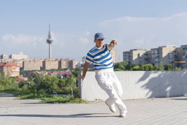 IMAGO Creative, Jahreszeit Sommer, Sommerferien Young dancer doing urban dance choreographies Madrid, Community of Madrid, Spain CR_IVAR240812F0-1511753-01 ,model released, Symbolfoto
