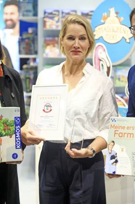 Judith Rakers erhält der Deutschen Spielzeugpreis 2024 in der Kategorie Alles fürs Kinderherz auf der 76. Frankfurter Buchmesse 2024 in der Messe Frankfurt. Frankfurt am Main, 16.10.2024